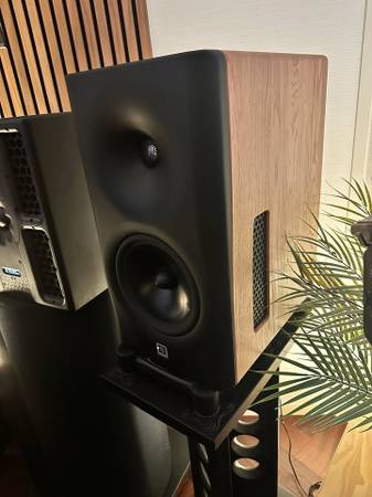 Dutch & Dutch 8c Active Speakers