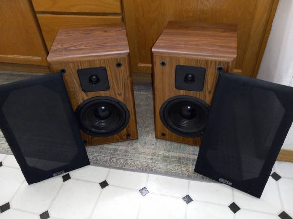 Vintage KLH Audio Bookshelf Speakers Home Stereo