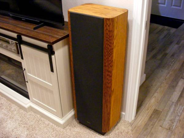 INFINITY - BEAUTIFUL NEAR MINT PAIR OF RS 4b SPEAKERS