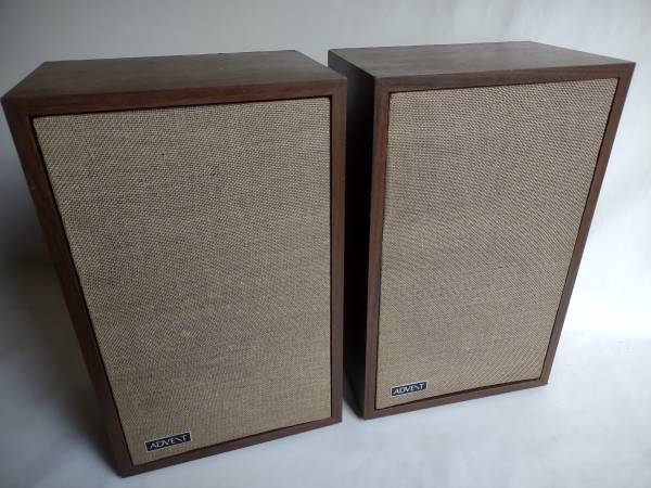 The Advent/3 Vintage Bookshelf Speakers Look good, function flawlessly
